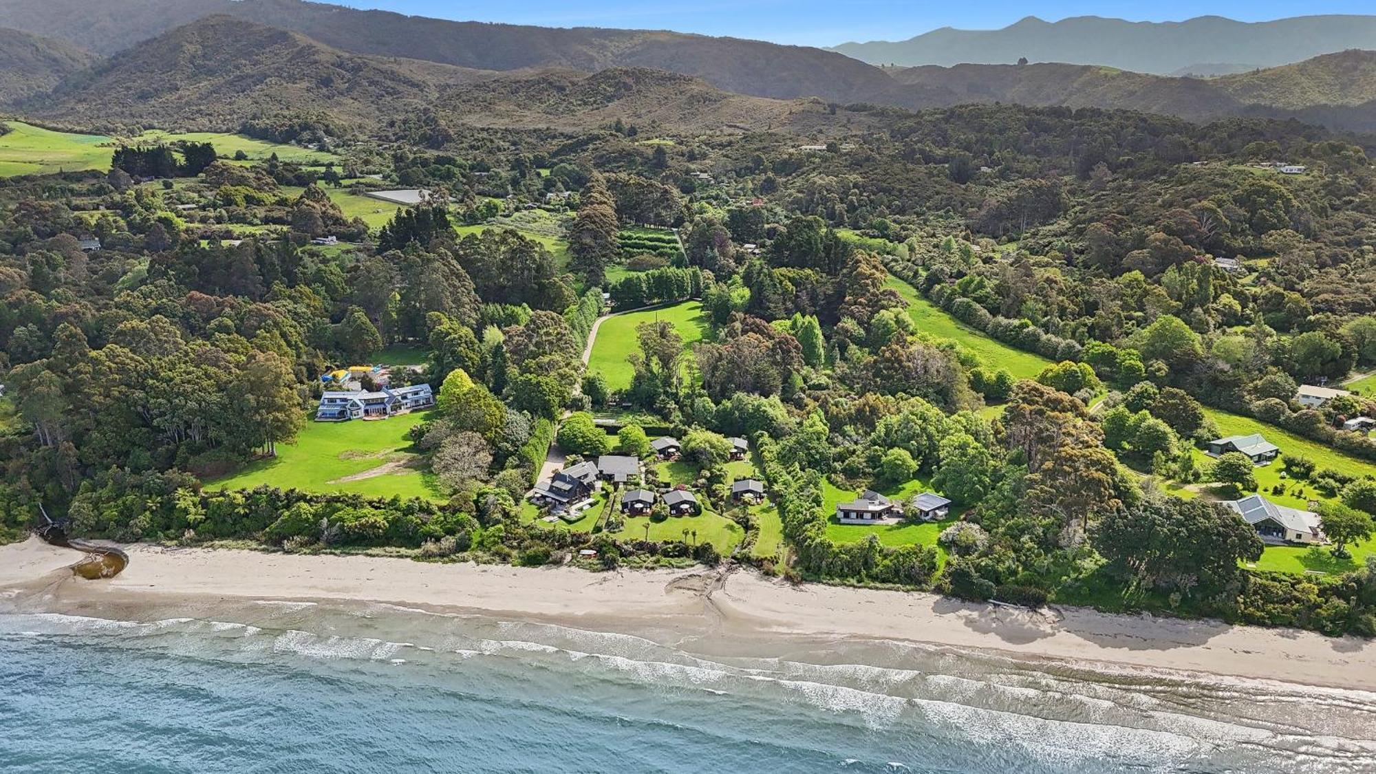 Adrift In Golden Bay- Absolute Beachfront Villas (Adults Only) Collingwood Exterior photo